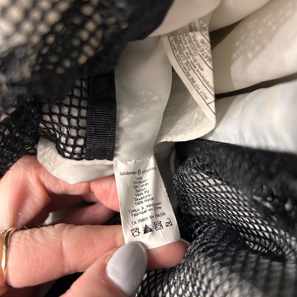 LULULEMON Circuit Gym Bag in black - Picture 5 of 10